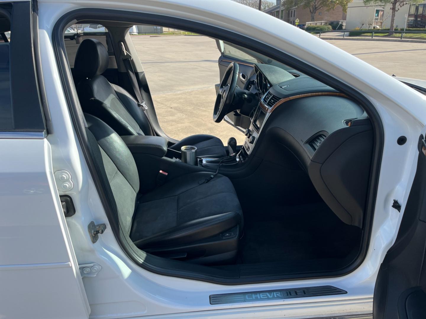 2010 white /black Chevrolet Malibu 2LT (1G1ZD5E09AF) with an 2.4L L4 DOHC 16V engine, 6-Speed Automatic transmission, located at 14700 Tomball Parkway 249, Houston, TX, 77086, (281) 444-2200, 29.928619, -95.504074 - Photo#11